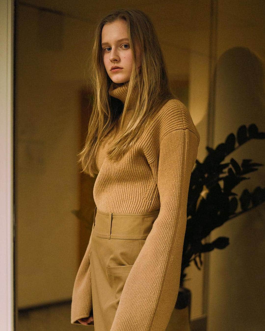 ELLE Czechさんのインスタグラム写真 - (ELLE CzechInstagram)「Exkluzivní editorial pro ELLE by @itsfilipkartous • Nehera •/ @mbpfw. Fotograf Filip Kartous a jeho pohled na nejnovější kolekci kultovní značky. Více na www.elle.cz  _____ #mbpfw #ELLEfrontRow #FW19 @neheraofficial」3月25日 22時08分 - elleczech