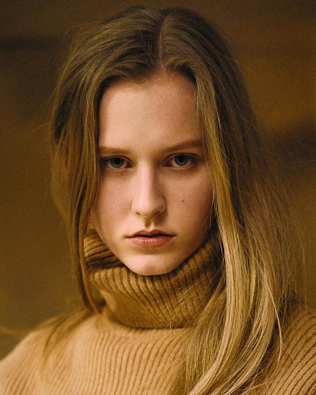ELLE Czechさんのインスタグラム写真 - (ELLE CzechInstagram)「Exkluzivní editorial pro ELLE by @itsfilipkartous • Nehera •/ @mbpfw. Fotograf Filip Kartous a jeho pohled na nejnovější kolekci kultovní značky. Více na www.elle.cz  _____ #mbpfw #ELLEfrontRow #FW19 @neheraofficial」3月25日 22時08分 - elleczech