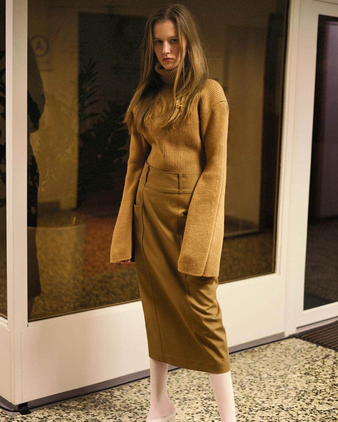 ELLE Czechさんのインスタグラム写真 - (ELLE CzechInstagram)「Exkluzivní editorial pro ELLE by @itsfilipkartous • Nehera •/ @mbpfw. Fotograf Filip Kartous a jeho pohled na nejnovější kolekci kultovní značky. Více na www.elle.cz  _____ #mbpfw #ELLEfrontRow #FW19 @neheraofficial」3月25日 22時08分 - elleczech