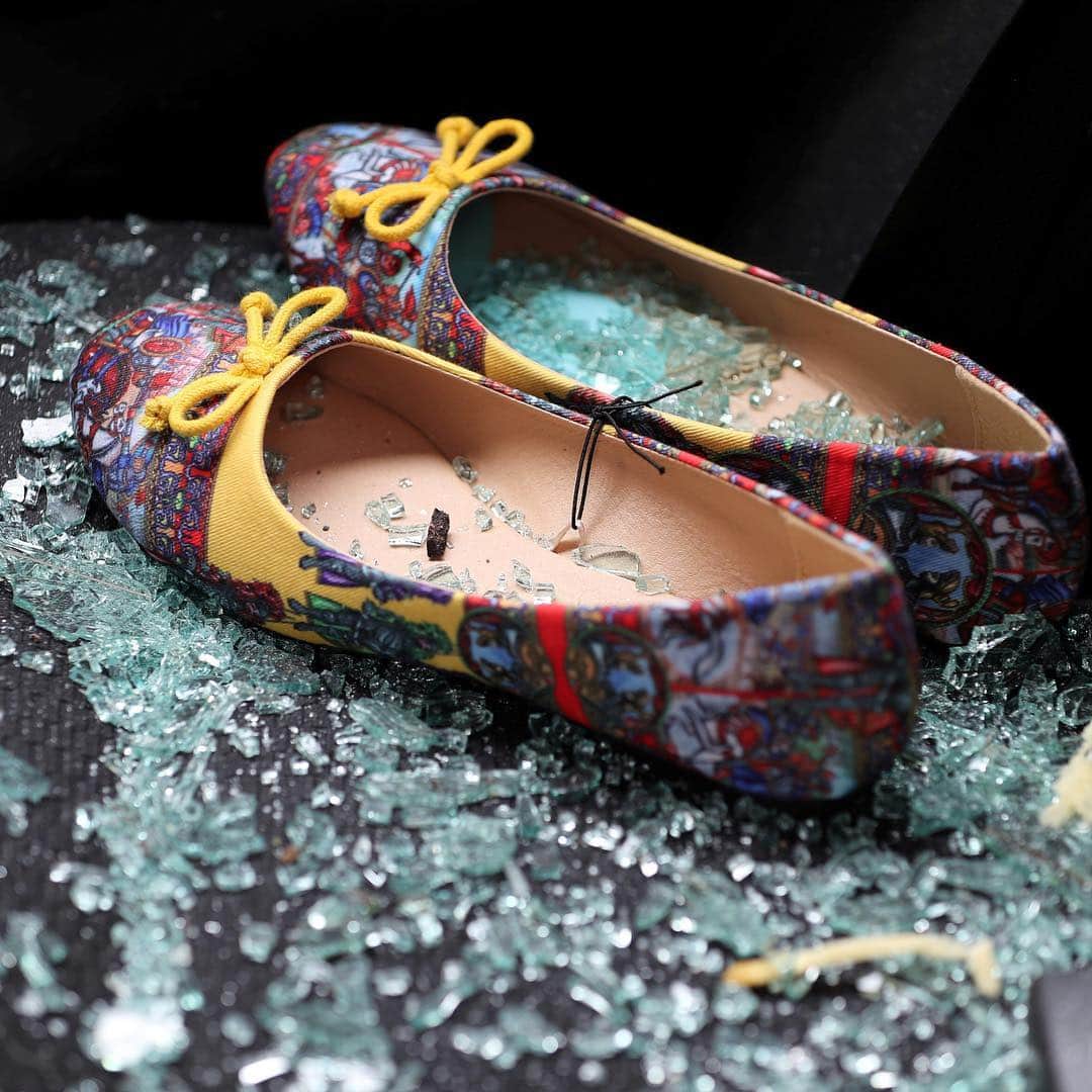 NBC Newsさんのインスタグラム写真 - (NBC NewsInstagram)「Shattered glass covers #shoes left on the seat of a #car that was damaged after a rocket hit a house near #TelAviv, #Israel. . 📷 Ammar Awad / @reuters」3月25日 22時09分 - nbcnews