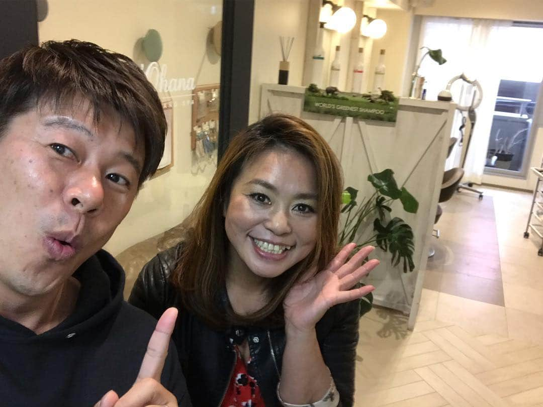 ロッシーさんのインスタグラム写真 - (ロッシーInstagram)「大阪 にて！ #Ma'Ohana hair salon & spa  #オハナ 大更姉 さん  Ma'Ohana hair salon & spa  大阪市中央区南船場4丁目13-5第2有樹ビル3階 カットカラー をしてもらいました！ #ハワイ の話にワイワイ でした！ 実は #海原やすよともこ さんも担当してますよ！是非！オハナ に！ 東京 は大更弟 #表参道 #Gratii に是非！ 東西2人の大更 を体験してね！ #アロハー  で、  #去年の今日 の #会話メモ #1日の会話の中で心に残った会話や発言や文字をメモして文字にし発表！ #挿絵 あり #ロシ文字 #ロシ写真 #ロシ動画 #野性爆弾 #ロッシー #より。  2018年  3月18日  息子「おんなじポーズ」  僕「おーそうだね！」 外にて、  機関車トーマスの顔ハメに顔ハメするが、ポーズも、同じにする！可愛いね！  #トーマス #顔ハメ #可愛いね！  2018年  3月19日  息子「みて！バリバリン！」 僕「おーすごい！バイオリン！」 ばぁばの家にて、  息子の始めてのバイオリン体験。音がちゃんと出てる！すごい！天才か！？ バリバリン=バイオリン  #バイオリン #体験 #天才  2018年  3月20日  息子「パパの携帯に、パパの顔いれといたから！」 僕「ありがとう！」 息子「すぐパパのだってわかるでしょ！」 家にて、  透明の携帯カバーの隙間に、パパの似顔絵をこっそり入れて、世界にひとつの、携帯カバーを作ってくれた！涙。ありがとう！可愛いね！  #似顔絵 #携帯カバー #世界にひとつ #ありがとう #涙。  #息子 当時 4歳4ヶ月 #娘 当時 2歳9ヶ月」3月25日 22時11分 - yaseibakudan_rossy