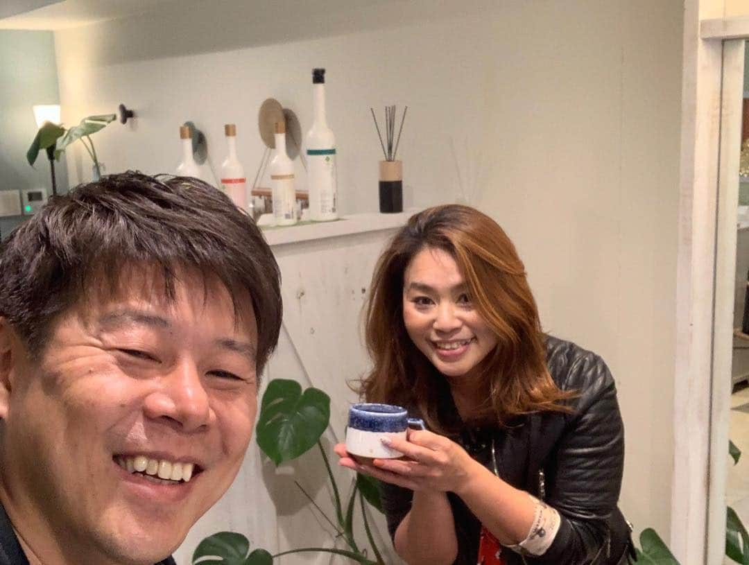 ロッシーさんのインスタグラム写真 - (ロッシーInstagram)「大阪 にて！ #Ma'Ohana hair salon & spa  #オハナ 大更姉 さん  Ma'Ohana hair salon & spa  大阪市中央区南船場4丁目13-5第2有樹ビル3階 カットカラー をしてもらいました！ #ハワイ の話にワイワイ でした！ 実は #海原やすよともこ さんも担当してますよ！是非！オハナ に！ 東京 は大更弟 #表参道 #Gratii に是非！ 東西2人の大更 を体験してね！ #アロハー  で、  #去年の今日 の #会話メモ #1日の会話の中で心に残った会話や発言や文字をメモして文字にし発表！ #挿絵 あり #ロシ文字 #ロシ写真 #ロシ動画 #野性爆弾 #ロッシー #より。  2018年  3月18日  息子「おんなじポーズ」  僕「おーそうだね！」 外にて、  機関車トーマスの顔ハメに顔ハメするが、ポーズも、同じにする！可愛いね！  #トーマス #顔ハメ #可愛いね！  2018年  3月19日  息子「みて！バリバリン！」 僕「おーすごい！バイオリン！」 ばぁばの家にて、  息子の始めてのバイオリン体験。音がちゃんと出てる！すごい！天才か！？ バリバリン=バイオリン  #バイオリン #体験 #天才  2018年  3月20日  息子「パパの携帯に、パパの顔いれといたから！」 僕「ありがとう！」 息子「すぐパパのだってわかるでしょ！」 家にて、  透明の携帯カバーの隙間に、パパの似顔絵をこっそり入れて、世界にひとつの、携帯カバーを作ってくれた！涙。ありがとう！可愛いね！  #似顔絵 #携帯カバー #世界にひとつ #ありがとう #涙。  #息子 当時 4歳4ヶ月 #娘 当時 2歳9ヶ月」3月25日 22時11分 - yaseibakudan_rossy