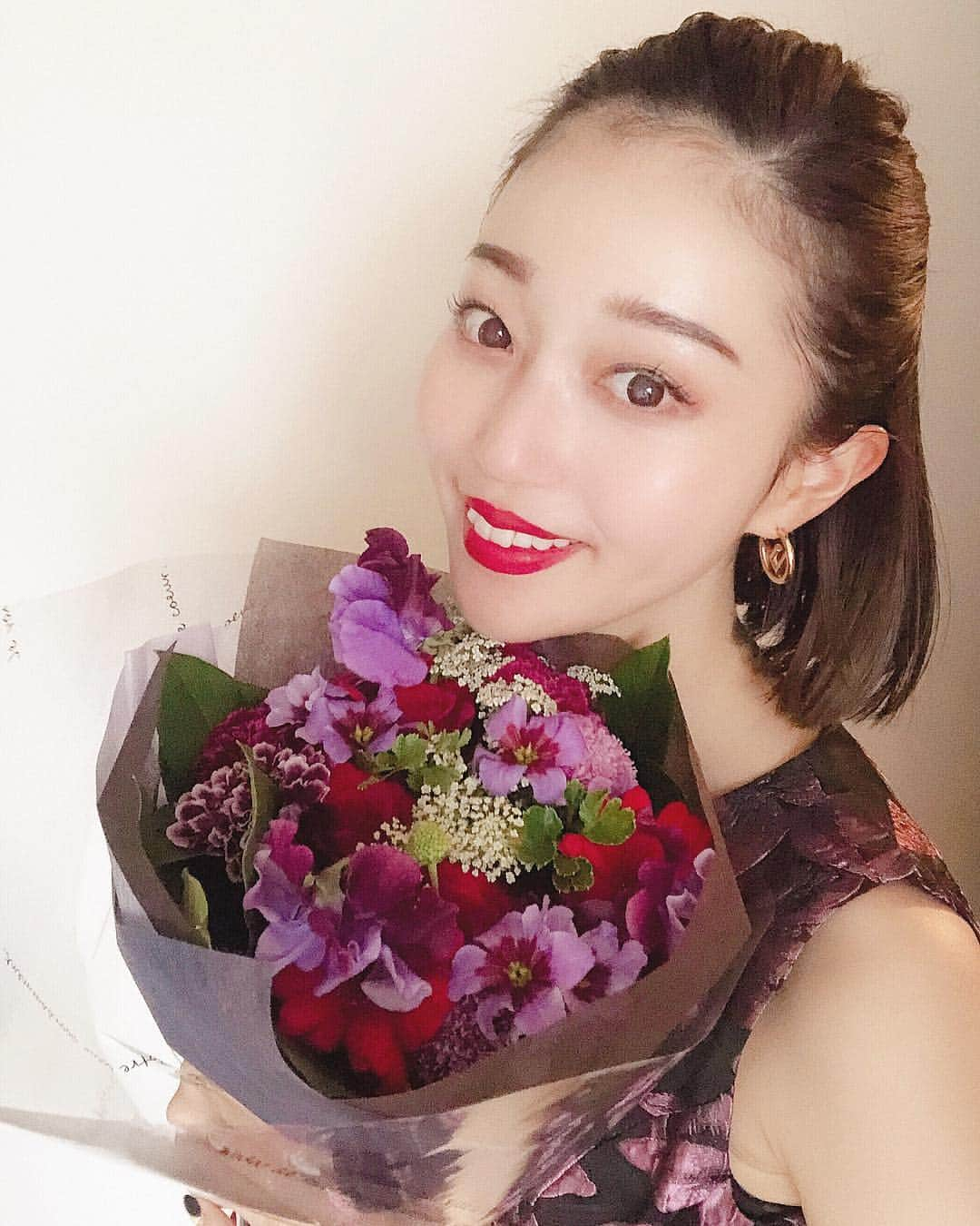 梅谷安里さんのインスタグラム写真 - (梅谷安里Instagram)「🌹🌹🌹 今日で29歳になりました🎂💋 いつも一緒に居てくれるみんなの 愛をたくさん受け取った日💋 お誕生日はいつになっても嬉しいな〜🥰 ・ 20代最後の1年、 色んな事に挑戦して 楽しい事たくさんしよ〜🥰 いつもみんなありがとう❤️ #mybirthday#0325 #みんなラインやメッセージありがとう❤️ #相方ちゃん素敵な花束ありがとう😊💐 #幸せ❤️」3月25日 22時12分 - anriworld