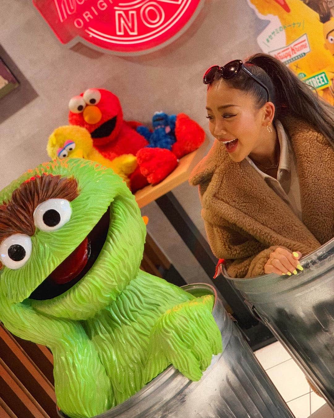のインスタグラム：「Hello Oscar🥦 #love #oscar #sesamestreet #crispycreamdoughnut #shibuya #kogenatsu #焦げNATSU #こげなつ」