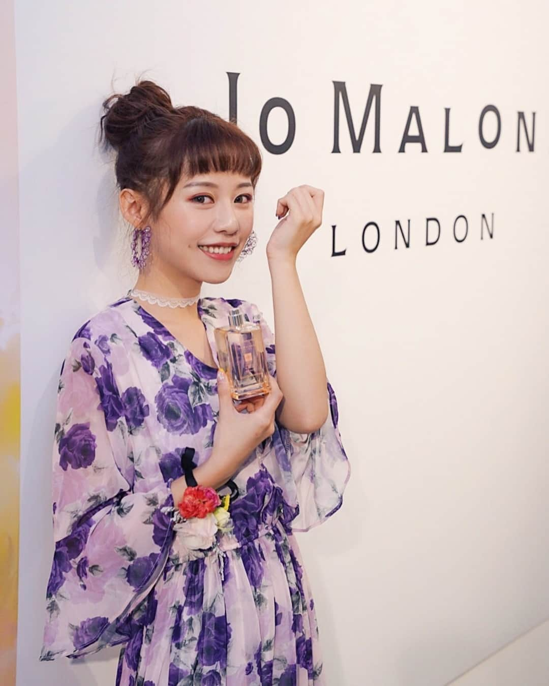 紀卜心さんのインスタグラム写真 - (紀卜心Instagram)「@jomalonelondon 新推出花園迷蹤限量系列古龍水 我好喜歡這次的瓶身！！😻 這次的全新香味是前所未見的雞蛋花花香-緬梔花 另外還有復刻3款花香-星玉蘭、合歡花、橙花  我最喜歡粉色那瓶～合歡花 味道超香！充滿活力跟甜美的感覺 相較之下綠色的星玉蘭味道比較沈穩 這次除了古龍水還推出髮香噴霧噢！！吃完火鍋燒烤或五天沒洗頭就可以噴了哈哈哈哈 直接跟臭頭說掰噗😛 4/1正式發售 到時候還會有限量禮盒的包裝服務喔 #jomalonelondon#brilliantblossoms」3月25日 22時22分 - eatzzz7