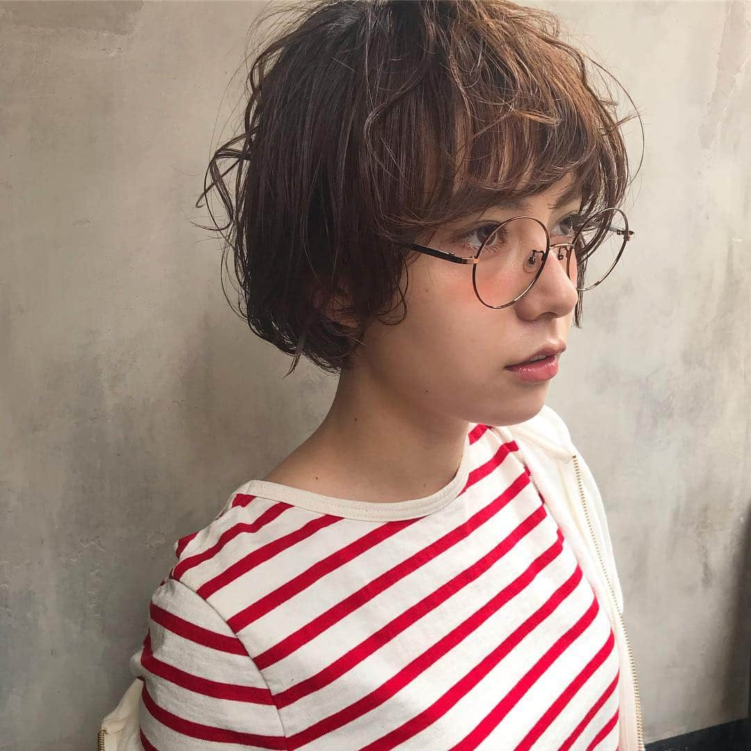 谷本将太 さんのインスタグラム写真 - (谷本将太 Instagram)「何回かお会いしてるモデルさんの @sayuri_macaron さん ・ 以外に初めてのお店撮影でした🍊 ・ オレンジメイクで、色素薄い系女子目指しました♫ ・ メイクもヘアーも撮影も全て僕が担当しております🙏 ・ ワンストップで撮影が出来るスキルもこれからの美容師には必ず必要だと考えております🤗 ・ 春のイメチェンまだまだご予約お待ちしております♫ ・ #マッシュボブ #メガネ女子 #ボーダー #アレンジ #ヘアーアレンジ #大阪美容室 #結婚式ヘア #ヘアースタイル  #大阪ヘアアレンジ #ヘアメイク #naluhair #naluhair888 #似合う髪型 #ヘアカラー #プレ花嫁  #谷本将太  #かわいい  #堀江美容室  #谷本ヘア #ファッジ  #美容師 #ヘアカタログ  #サロンモデル #ショートカット」3月25日 22時16分 - tanimotoshouta