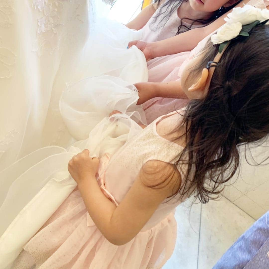 中村明花さんのインスタグラム写真 - (中村明花Instagram)「. 親友の結婚式では、大好きなお姉ちゃん達と一緒にベールガールを任された娘👰 お揃い着てるだけで三人共かわいいー😭💕💕💕💕 主役も写真に撮りたいわ、子供達も撮りたいわでママ達大忙しでした(笑) . 良い思い出だね💕 . . #花びらをかけるのが1番楽しそうだった子供達 #かけると言うか新婦に投げつけてたな(笑) #最後の写真はおしとやかにねぇと言われてお利口にしてたはずが外に出て解放された子供達 #特にうちの子ね」3月25日 22時17分 - sayaka_nakamura3