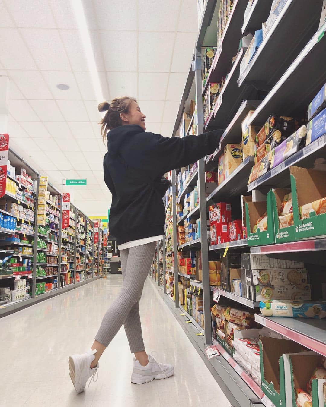 階上実穂さんのインスタグラム写真 - (階上実穂Instagram)「夜はCountdownで食料調達🥒🧀🥓🥐 この時は毎日通うとはまだ思ってなかった初日w」3月25日 22時17分 - miho_ishigami