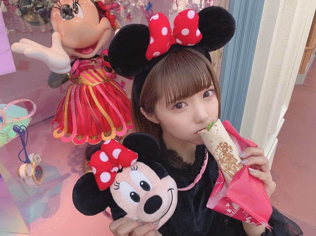 のインスタグラム：「35周年終わってしまた〜コットンキャンディ味のチュロスまたいつか食べれますように…💭🤢 あとドリミ(パレード)のグランドフィナーレverのプリンセス達が踊るのがほんとに尊すぎて好きだった😢💗 . #アキシブproject#アキシブ#akishibu#akishibuproject#idol#アイドル#japan#tokyo#chiba #tokyodisneyland#tdl#tdr#tokyodisneyresort#東京ディズニーランド#東京ディズニーリゾート#ディズニー#35周年#35周年グランドフィナーレ#ミニーバウンド #ラップサンド#ミニーコーデ#ミニーカチューシャ#ミニーちゃんコーデ#35周年ミニー#ディズニーコーデ#ディズニーグルメ#アドベンチャーランド#フードブース」