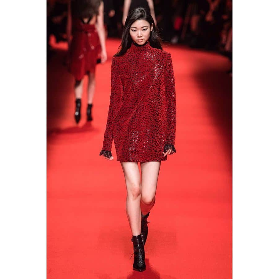 ペ・ユニョンさんのインスタグラム写真 - (ペ・ユニョンInstagram)「Milan fashion week 19FW 🧚🏻‍♂️ Thank you for having me everyone! #MFW #19FW  #yoon #bae #yoonyoungbae #koreanmodel」3月25日 22時22分 - mulan_bae