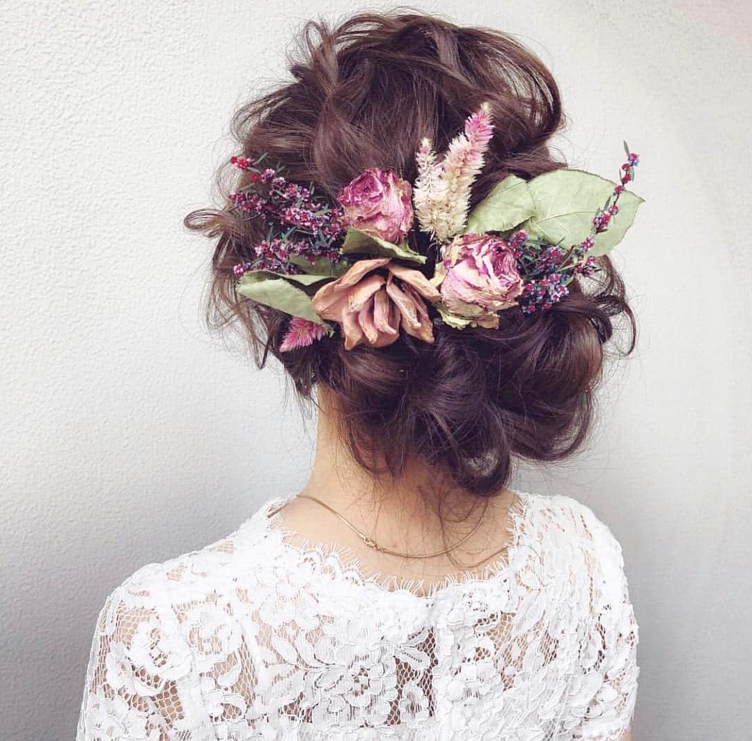 プレ花嫁の結婚式準備アプリ♡ -ウェディングニュースさんのインスタグラム写真 - (プレ花嫁の結婚式準備アプリ♡ -ウェディングニュースInstagram)「お花のヘッドドレスを使った、素敵なブライダルヘア10選💙✨ * * こちらのお写真は #ブライダルヘア メイクアーティスト  @tmy_o3.pugmi さんからリグラムさせいただきました🌟 ありがとうございました😊✨ * * @tmy_o3.pugmi さんによるブライダルヘアがとってもおしゃれなんです💕 * カバーはニュアンスが素敵なゆるふわ #アップスタイル にブルー×ピンクのフラワー を付けた #ヘアスタイル 💙💓 * ブルーメインのお花にピンクが差し色になっていて大人可愛い雰囲気に仕上がっていますよね😊💕 * ブーケとも相性ぴったりで、とてもオシャレなコーディネートです🌼💕 * どのヘアスタイルもとても素敵なので、是非スワイプ👉してチェックしてみてくださいね♩💕 * * * * ＼📷投稿お待ちしています／ * 花嫁はもちろん、業者さんも大歓迎✨ アナタのお写真をご紹介してもOKという方は、ぜひ #ウェディングニュース にお写真を投稿してください💕 * * ⬇︎関連アカウント⬇︎ * 💒式場検索 【 @weddingnews_concierge 】 👰マイレポ花嫁 【 @weddingnews_brides 】 * * その他、編集部からの連絡専用 @weddingnews_contact や、スタッフ個人の連絡用として @WN_xxxx（xxxは個人名）があります💕 * ………………………………………… ❤️WeddingNewsとは？ * * 花嫁のリアルな”声”から生まれた 花嫁支持率No1✨スマホアプリです📱💕 * * 🌸知りたい… #結婚式準備 に役立つ記事を毎日150件配信中♩ * 🌸見たい… インスタの #ウェディング 系投稿TOP100が毎日チェックできる＊IG画像の複数ワード検索も可♩ * 🌸叶えたい… #結婚式 関連の予約サイトが大集合♩ * 🌸伝えたい… 自分の結婚式レポ『マイレポ』が簡単に作れる♩先輩花嫁のレポが読める♩ * * @weddingnews_editor のURLからDLしてね✨ * * * #プレ花嫁 #結婚  #プレ花嫁準備 #結婚  #ヘアアレンジ #2019秋婚 #ウェディングヘア #シニヨン #美容院 #プレ花嫁さんと繋がりたい #ウェディングドレス #二次会 #ハワイ挙式 #ナチュラルウェディング #花嫁ヘア #ブライダル #ナチュラル #リゾ婚 #プリザーブドフラワー #2019夏婚 #二次会ヘア #ヘアメイク」3月25日 22時32分 - weddingnews_editor