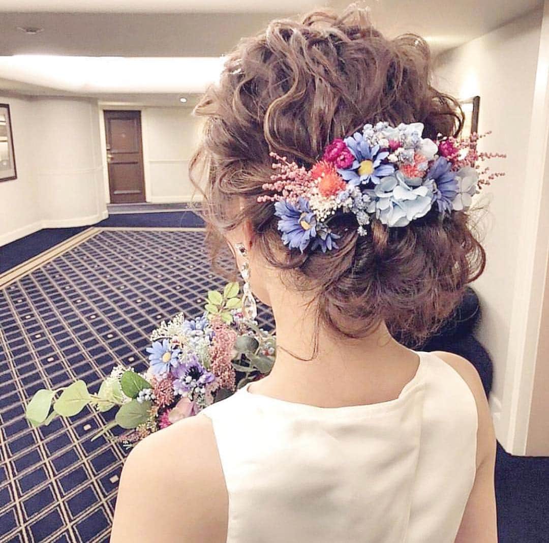 プレ花嫁の結婚式準備アプリ♡ -ウェディングニュースさんのインスタグラム写真 - (プレ花嫁の結婚式準備アプリ♡ -ウェディングニュースInstagram)「お花のヘッドドレスを使った、素敵なブライダルヘア10選💙✨ * * こちらのお写真は #ブライダルヘア メイクアーティスト  @tmy_o3.pugmi さんからリグラムさせいただきました🌟 ありがとうございました😊✨ * * @tmy_o3.pugmi さんによるブライダルヘアがとってもおしゃれなんです💕 * カバーはニュアンスが素敵なゆるふわ #アップスタイル にブルー×ピンクのフラワー を付けた #ヘアスタイル 💙💓 * ブルーメインのお花にピンクが差し色になっていて大人可愛い雰囲気に仕上がっていますよね😊💕 * ブーケとも相性ぴったりで、とてもオシャレなコーディネートです🌼💕 * どのヘアスタイルもとても素敵なので、是非スワイプ👉してチェックしてみてくださいね♩💕 * * * * ＼📷投稿お待ちしています／ * 花嫁はもちろん、業者さんも大歓迎✨ アナタのお写真をご紹介してもOKという方は、ぜひ #ウェディングニュース にお写真を投稿してください💕 * * ⬇︎関連アカウント⬇︎ * 💒式場検索 【 @weddingnews_concierge 】 👰マイレポ花嫁 【 @weddingnews_brides 】 * * その他、編集部からの連絡専用 @weddingnews_contact や、スタッフ個人の連絡用として @WN_xxxx（xxxは個人名）があります💕 * ………………………………………… ❤️WeddingNewsとは？ * * 花嫁のリアルな”声”から生まれた 花嫁支持率No1✨スマホアプリです📱💕 * * 🌸知りたい… #結婚式準備 に役立つ記事を毎日150件配信中♩ * 🌸見たい… インスタの #ウェディング 系投稿TOP100が毎日チェックできる＊IG画像の複数ワード検索も可♩ * 🌸叶えたい… #結婚式 関連の予約サイトが大集合♩ * 🌸伝えたい… 自分の結婚式レポ『マイレポ』が簡単に作れる♩先輩花嫁のレポが読める♩ * * @weddingnews_editor のURLからDLしてね✨ * * * #プレ花嫁 #結婚  #プレ花嫁準備 #結婚  #ヘアアレンジ #2019秋婚 #ウェディングヘア #シニヨン #美容院 #プレ花嫁さんと繋がりたい #ウェディングドレス #二次会 #ハワイ挙式 #ナチュラルウェディング #花嫁ヘア #ブライダル #ナチュラル #リゾ婚 #プリザーブドフラワー #2019夏婚 #二次会ヘア #ヘアメイク」3月25日 22時32分 - weddingnews_editor
