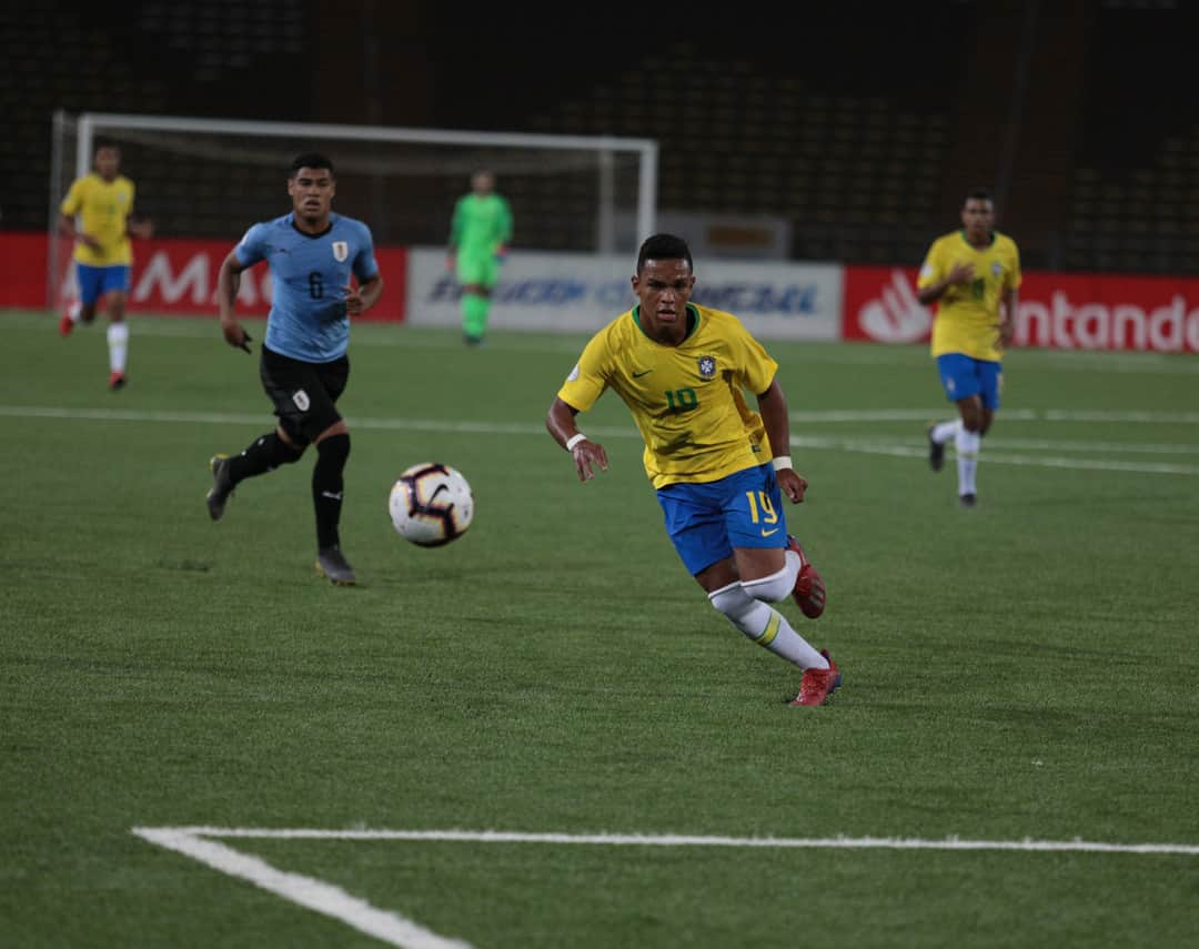 サッカー ブラジル代表チームさんのインスタグラム写真 - (サッカー ブラジル代表チームInstagram)「Ontem foi dia de Brasil x Uruguai no Sul-Americano Sub-17! Como sempre, um jogo muito disputado, equilibrado até no placar: 1 a 1.  A garotada brasileira continua a caminhada na competição dia 28, contra a Colômbia.  Fotos: Marcos Paulo Rebelo/ CBF」3月25日 22時32分 - cbf_futebol