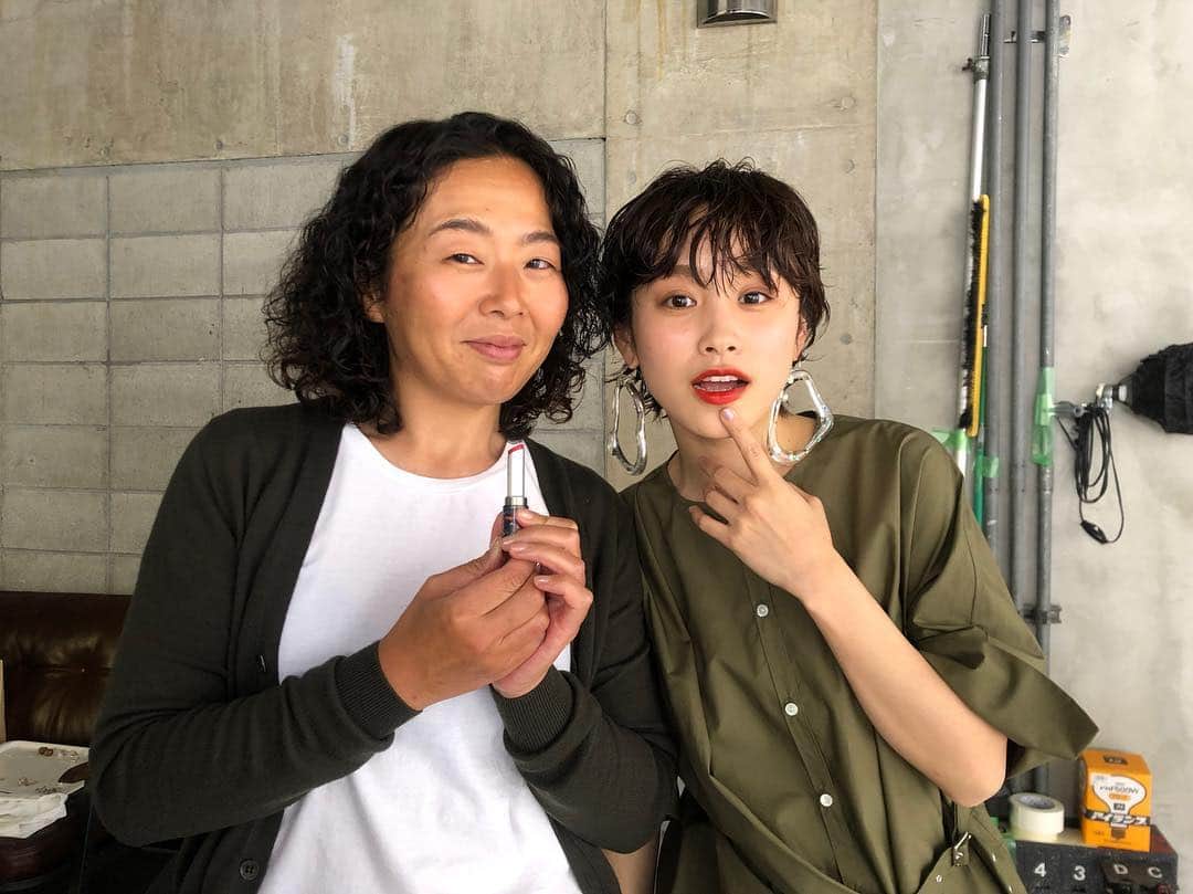 高橋愛さんのインスタグラム写真 - (高橋愛Instagram)「大好きな @tomokookada さん💄♡ ㅤㅤㅤㅤㅤㅤㅤㅤㅤㅤㅤㅤㅤ 宝塚の男役さんみたいに してくださいました〜 岡田さんも 宝塚が大好きで 楽屋でも宝塚話で盛り上がったよ笑 はぁ、楽しかった！！！ ㅤㅤㅤㅤㅤㅤㅤㅤㅤㅤㅤㅤㅤ #SPRiNG #撮影 #楽しすぎた！ #感謝」3月25日 22時40分 - i_am_takahashi
