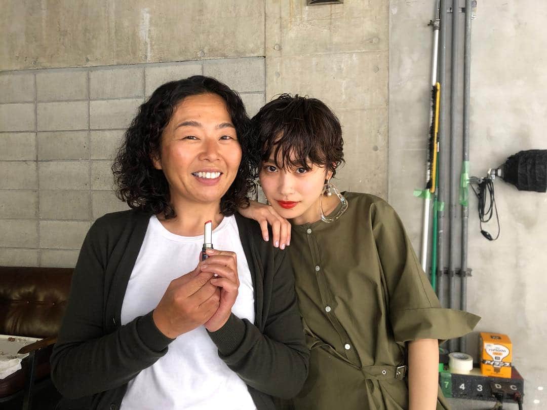 高橋愛さんのインスタグラム写真 - (高橋愛Instagram)「大好きな @tomokookada さん💄♡ ㅤㅤㅤㅤㅤㅤㅤㅤㅤㅤㅤㅤㅤ 宝塚の男役さんみたいに してくださいました〜 岡田さんも 宝塚が大好きで 楽屋でも宝塚話で盛り上がったよ笑 はぁ、楽しかった！！！ ㅤㅤㅤㅤㅤㅤㅤㅤㅤㅤㅤㅤㅤ #SPRiNG #撮影 #楽しすぎた！ #感謝」3月25日 22時40分 - i_am_takahashi