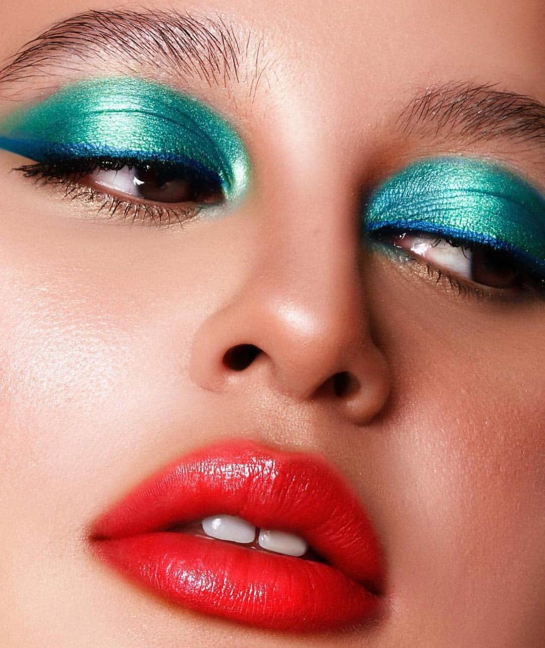 Kylie Cosmeticsさんのインスタグラム写真 - (Kylie CosmeticsInstagram)「⚡️ Model wearing #kyliecosmetics single eyeshadows in ‘TURKS AND CAICOS’ and ‘LOST WITHOUT YOU’ ✨ beautiful shot by @rebellebeautyx」3月25日 22時33分 - kyliecosmetics