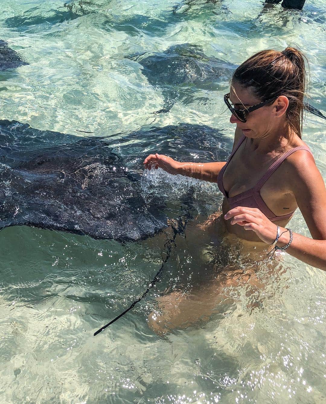 ヴァレンティン・トーマスさんのインスタグラム写真 - (ヴァレンティン・トーマスInstagram)「We took the kids to see the stingrays to familiarize them with marine life (I find that respect starts with knowledge and familiarity), but if you swipe, you can see that I struggled to keep my cool 😂 #ripsteveirwin  Their eyes are on top of their bodies and their mouth under it so they use electro-sensors to catch their food. They are like superheroes, but cooler.  They do have venom in their tail which is which why I was freaked out a bit, but I was just being a sissy, because they won’t attack until they feel threatened (or if you step on them). @lendahandbahamas @f4fn」3月25日 22時36分 - valentinethomas