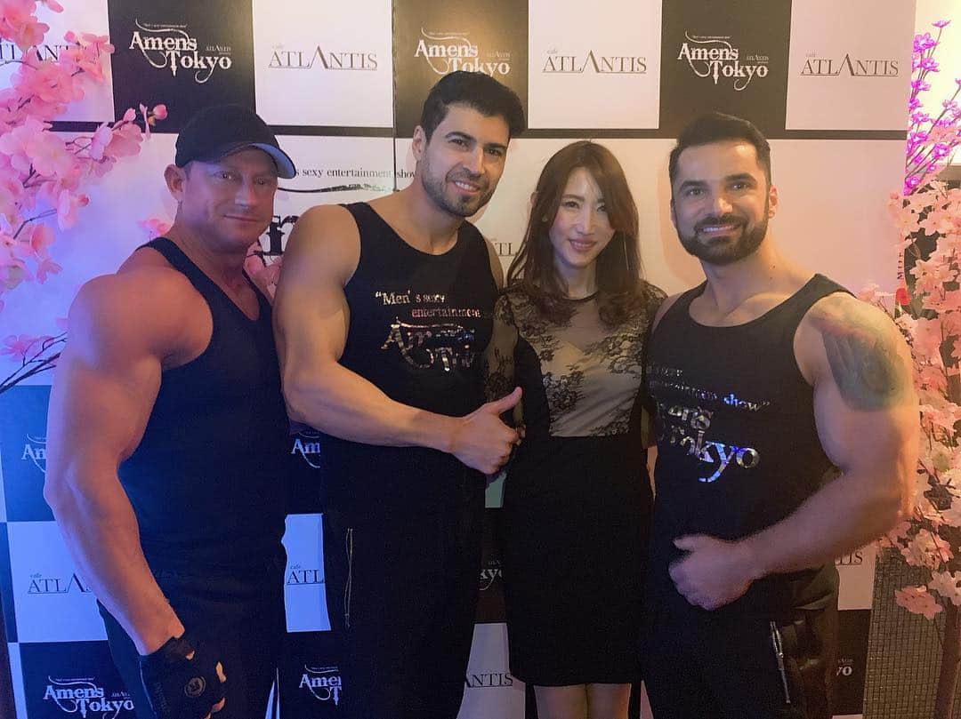 のインスタグラム：「今夜は @cafe_atlantis.omotesando の #amenstokyo というショーを観に行ってきました✨ ・ ・ 外国人ダンサーさんと一緒に撮ったら、私が小さく見えるね… ・ ・ 女子の熱気が凄かった！！ こういうショー観るの初めてで、ポールダンスはかなり真剣に見入ってしまったよー😁 ・ ・ #amens #show #showtime #dance #dancers #cafeatlantis #cafe #ダンサー #外国人ダンサー #ダンサーズ #カフェアトランティス #カフェ #ショー #イベント #筋肉 #二の腕 #表参道 #青山 #南青山 #店内 #桜 #サクラ」