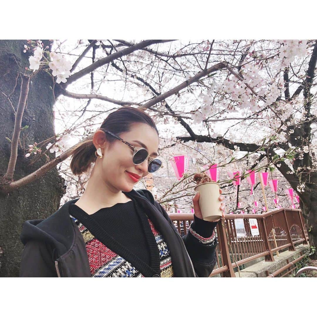 渡辺知夏子さんのインスタグラム写真 - (渡辺知夏子Instagram)「お花見シーズン到来🌸*✲ﾟ*🌸*✲ﾟ . ふらっと寄り道🌸 まだしばらく楽しめそうです🌸🍃 . . どうしたっていつも出店で唐揚げ買っちゃうわ～🤣 #桜 #お花見 #目黒川 #お散歩 #寄り道  #sakura」3月25日 22時38分 - chikako_724