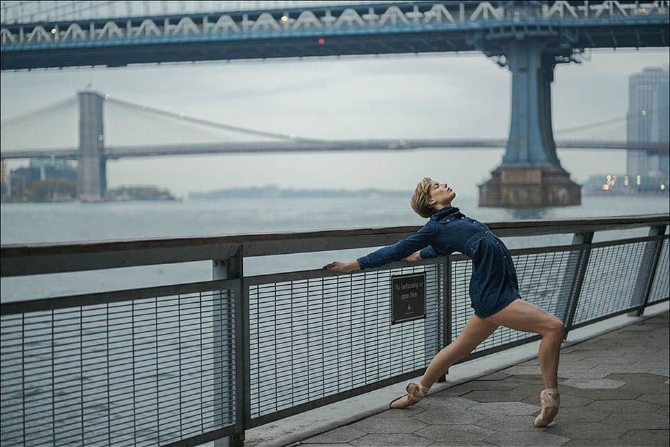 ballerina projectさんのインスタグラム写真 - (ballerina projectInstagram)「Keenan Kampa on the East River. #ballerina - @bkeenie #eastriver #manhattanbridge #brooklynbridge #newyorkcity #ballerinaproject #ballerinaproject_ #ballet #dance #pointe #keenankampa  The Ballerina Project book is now available for pre-order. Go to @ballerinaprojectbook for pre-order link and info. #ballerinaprojectbook Large format limited edition prints available for purchase at the link in our profile.」3月25日 22時39分 - ballerinaproject_