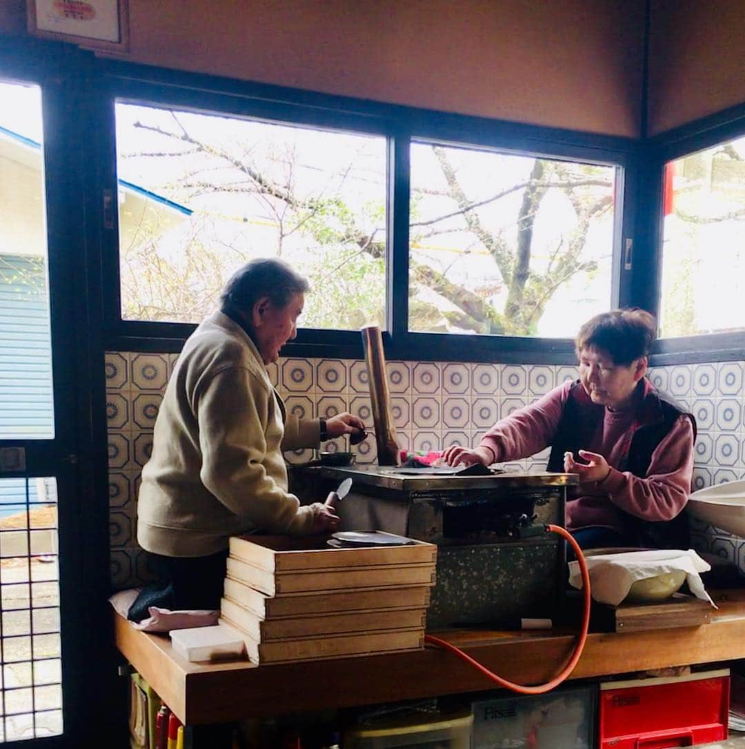 岡本啓佑さんのインスタグラム写真 - (岡本啓佑Instagram)「眉山の麓のよねやさんに。 餅を焼く作業は儀式みたいで、二人が向かい合っている間だけその場がすっと引き締まるような感じがした。」3月25日 22時39分 - okamoto_keisuke