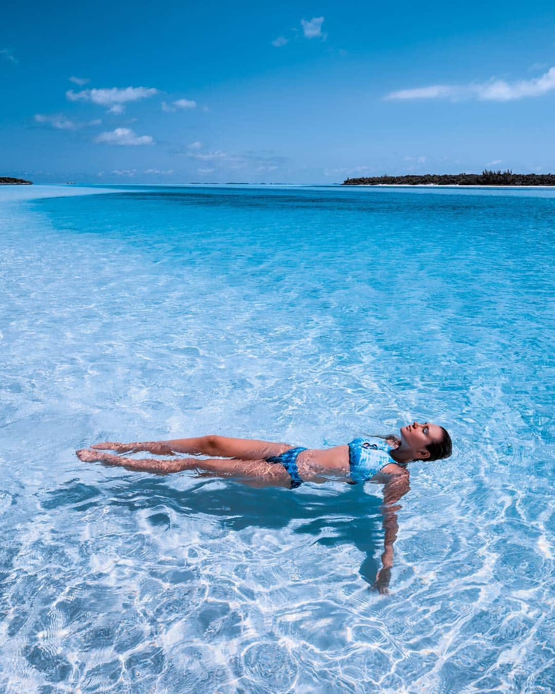 サシャ・カリスさんのインスタグラム写真 - (サシャ・カリスInstagram)「My happy place 💙 . . . Bikini by @cupshe #cupshe ✨ Use code “BahamasGirl” and get 5% off $50 💝」3月25日 22時49分 - _bahamasgirl_