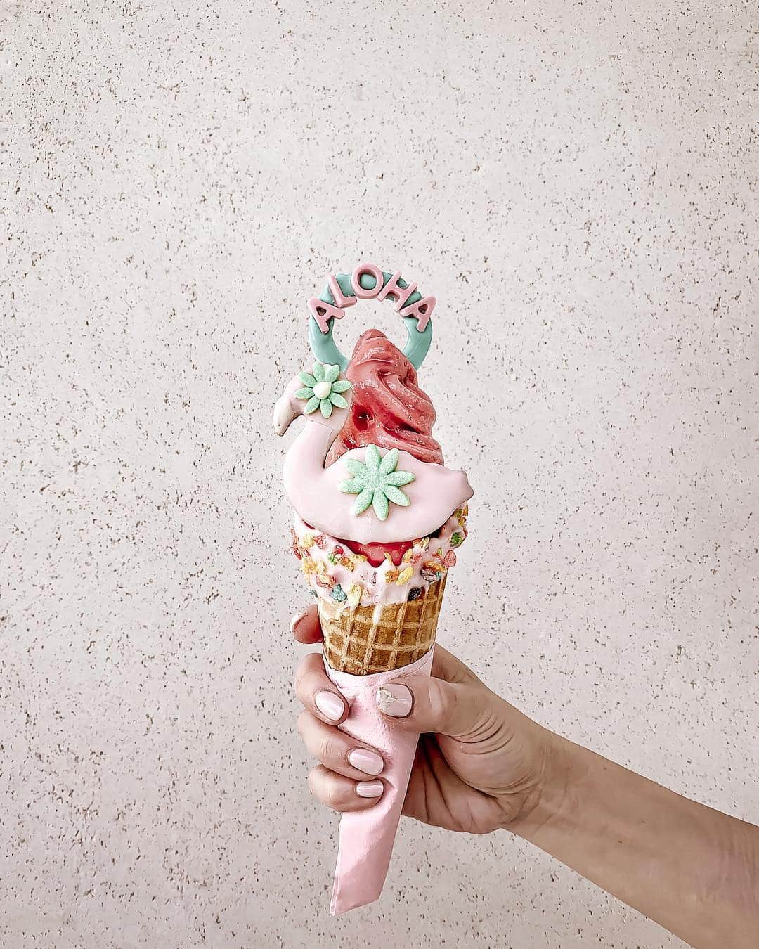 Yukicoさんのインスタグラム写真 - (YukicoInstagram)「𓂦 ハワイにもできてた アイス屋さん🍦 アイスがソルベなのがうれしい🍓 ‥‥‥‥‥‥‥‥‥‥‥‥‥‥‥‥‥‥‥‥‥‥‥‥‥‥‥‥‥‥‥‥‥‥‥ #icecreamlover#icecreamlovers#parfait#strawberryparfait#gatheringslikethese#handsinframe#beautifulcuisines#foodinhands#instafood#tabijyomap_hawaii#hawaiicafe#hawaiianfood#yukicoinhawall#genic_hawaii#charmyhawaii# #世界の絶品グルメ#パケットパック海外オプション#ハワイ#いちごスイーツ#ハワイスイーツ#ハワイカフェ#旅muse#アラモアナ#アラモアナショッピングセンター#アラモアナセンター#アイシング#アイシングクッキー#チャーミー#デコソフト」3月25日 22時45分 - yukicolifecom