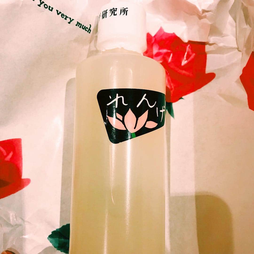 井上咲楽さんのインスタグラム写真 - (井上咲楽Instagram)「. いただいた化粧水。 絶対にこの包み紙に包んでくれるらしい😗  #れんげ化粧水  #れんげ研究所」3月25日 22時45分 - bling2sakura