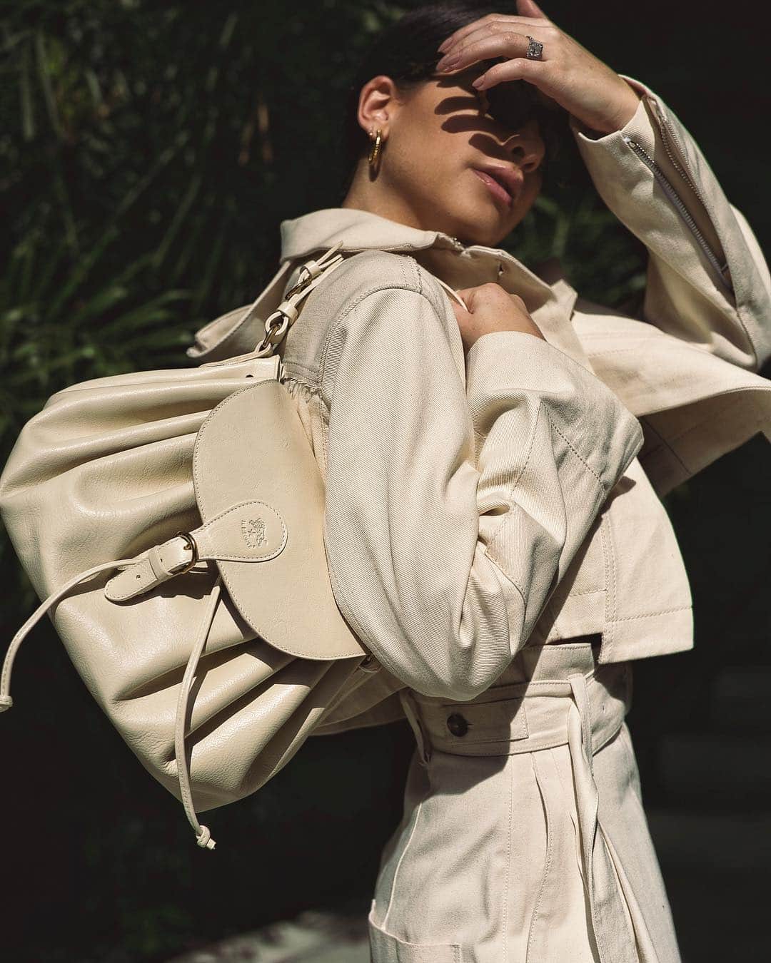 イルビゾンテのインスタグラム：「White on white. We're thrilled to be featured among this season's must-have contemporary handbags at @bergdorfs , thanks to the stunning @lainyhedaya ! Don't miss this limited edition of our Curly bag at BG the next time you're in NYC! ☆ #ILBISONTE」
