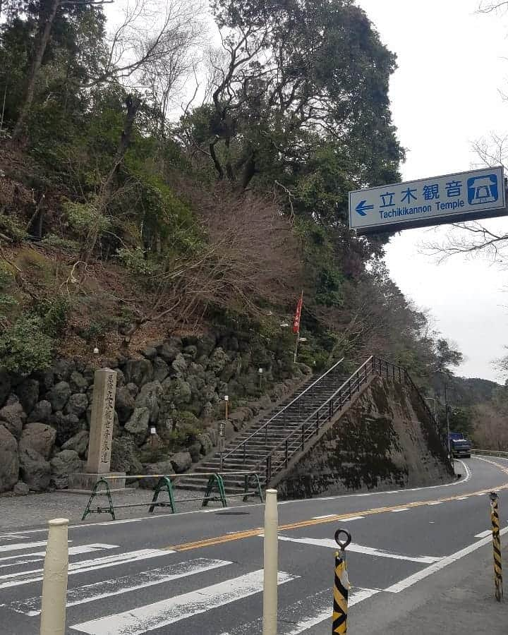 川原ちかよさんのインスタグラム写真 - (川原ちかよInstagram)「今年も、何とか年度中に、﻿ 平成の間に(笑)﻿ 立木さんに参拝できました。﻿ 800段以上ある階段は、﻿ やはりつらいけど。﻿ これを登りきり、﻿ 上で鐘をつくと、﻿ ほんまにスッキリする！！！﻿ 厄が飛んでいって、﻿ ええことあるような！﻿ そんな気がどんどんしてくる！﻿ ﻿ 気持ちがスッキリすると、﻿ お腹が減る(笑)﻿ 岡北さんで、お出汁を満喫。﻿ お出汁が美味しいと、﻿ おうどんとお丼も、﻿ ほんま、美味しい。﻿ ﻿ よきお休みの日をありがとう。﻿ お友達に感謝！﻿」3月25日 22時48分 - chikayo_baby