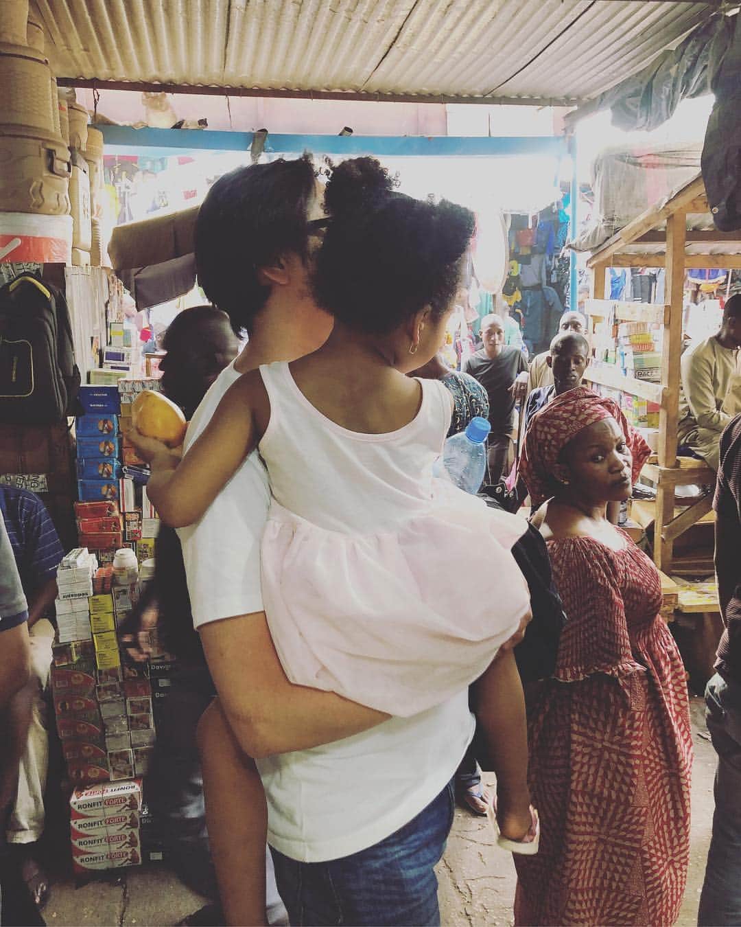中鉢明子さんのインスタグラム写真 - (中鉢明子Instagram)「🇲🇱Local Market in #Bamako #Mali やっぱりローカルマーケットはいつ来ても迫力がありますねぇ 🐓鶏売りの男性が生きた鶏の足を持って(鶏の頭が下になるように)歩いているんですがその鶏がちょうど娘の背丈の高さでバタバタするので怖かったみたいで後半抱っこでした。ハッハッハ 日本の友人はこのマーケットに行った夜、酷い下痢と嘔吐で初アフリカの洗礼？受けました。今やアフリカと言ってもヨーロッパと同じような暮らししている国も増えてきましたがマリ共和国はアフリカの中でもまだまだ遅れているの国のさらにその中でも遅れてるのでやっぱりレベル高いんだと思います(笑) みんな同じものを飲んで食べていたので何かにあたったのか分からず 水かな 食べ物かな 暑さかな 空気感染かな 疲れもありそう。#本日も40度 結構体力奪われます。息子はマーケットでだいぶ免疫力ついてそう(笑)」3月25日 22時59分 - akiko_harlem