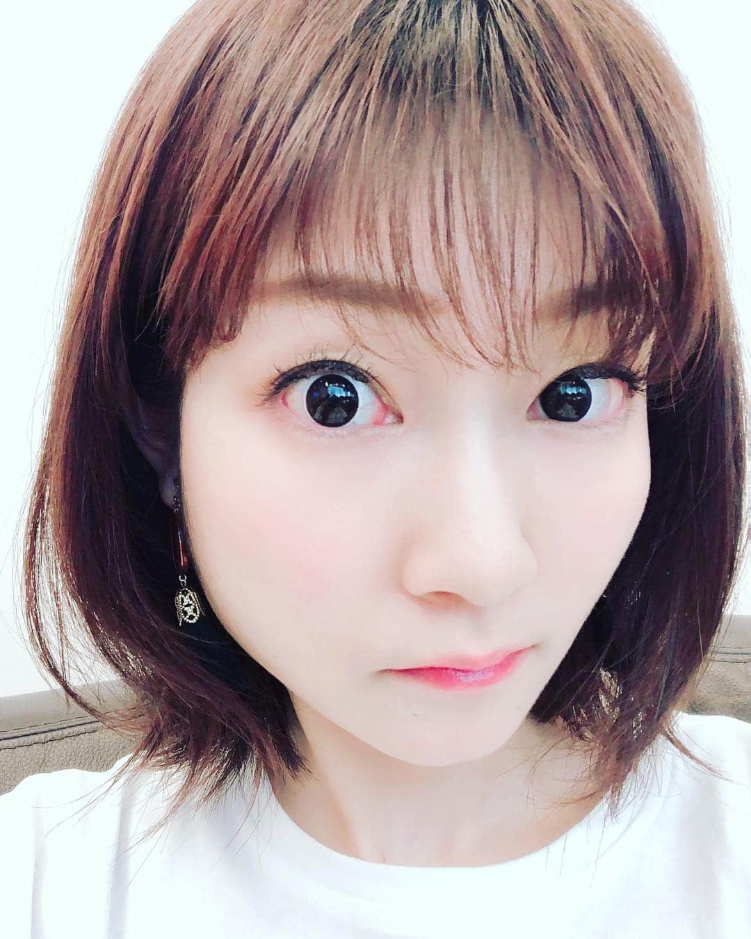 ヒラヤマンのインスタグラム：「ヘアメイクさんに外ハネやってもらった。やはりプロは違うなぁー。ポコ美ちゃんとかヘアアレンジ上手くてめっちゃ尊敬する！わたし不器用すぎおわた！ #外ハネボブ #コテとアイロン #駆使してた #器用な人尊敬」