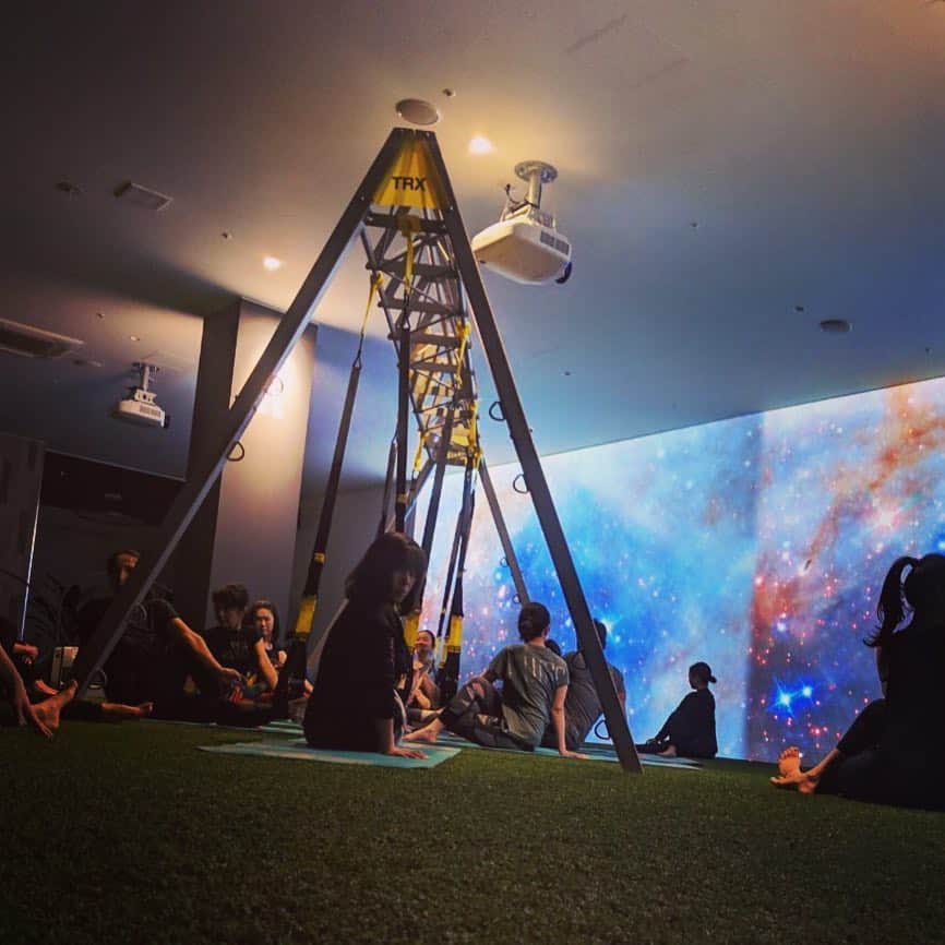 高松いくさんのインスタグラム写真 - (高松いくInstagram)「今日も沢山の方が TRXYogaに興味を持って体験して下さいました！ しっかり動いた後は、TRXならではの使い方で、 体をゆるませリラックスしていて頂きました😊 私もどんどんTRXYogaにはまっていきます❤️ 誘導させて頂いてる時の私はなんだかとっても解放されていて、SupYogaでのアドレナリンの出方と同じように客観的に見て凄く楽しそう🤣 目を輝かせて受けて下さったり、 またやりたいと言ってくださる言葉に励まされ、もっともっと私自身が学び、楽しみます！ TRXYoga更に深めたい🙌❤️ 相変わらず、ソネットのみんながあったかくて面白くて大好き。幸せでため息出る。 4月中旬からの群馬通い‼️ 行き帰りも楽しんじゃいまーす٩( ᐛ )وww  #旅気分 #群馬 で #trxyoga #trxyogaflow #trx #yoga #sonet #goldgym @sonnetteinc.official #fitness #gym #training #soccer #basketball #golf #yogainstructor #instructor #body #宇宙空間 #宇宙 #空間デザイン #芝生」3月25日 22時53分 - iku_takamatsu_trip_sup_yoga