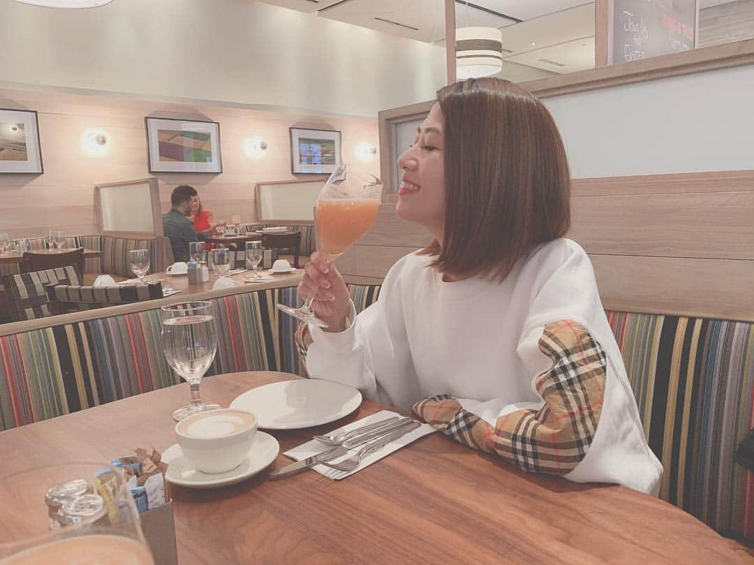 柳めぐみさんのインスタグラム写真 - (柳めぐみInstagram)「. . このジュース🍹めちゃうま。 今日は街をプラプラして空港向かう✈️ 免税店との闘いが、、、💄 . #NY #ニューヨーク #朝ご飯 #breakfast #Sarabeth's」3月25日 22時59分 - yanameguchan