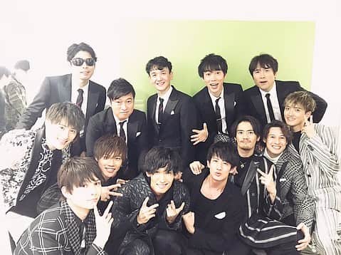 のインスタグラム：「ゴスペラーズさんの トリビュートライブ、 「BOYS meet HARMONY」 に出演させていただきました！  Zeep Divercityに集まってくれた皆さんありがとうございました！！！^ ^  僕らは星屑の街を 歌わせていただきました！^ ^  どうでしたかね？🔥 いやーそれにしても今日は ほんっとにほんっとに 笑顔溢れる素敵な空間でした😭  幸せすぎた。改めて音楽は素敵だなあと感じました！！！ 出演者の皆さんも、 本当に本当に素敵でした！！ 最後のアンコールは、 もう見てるだけで幸せすぎて、やばかったのに、 星屑の街一緒に歌わせてもらった時は本当に幸せすぎて死ぬかと思いました。笑  いやー改めて ゴスペラーズさん25周年 おめでとうございます！！ パフォーマンス、 もう言葉が出ないほど素敵でした。  そしてみなさんの人柄が素敵すぎて、 本当に皆さん大好きです！！！！ ゴスさんみたいになれるように頑張ります！  僕らも長く長く愛される グループになろう！！^ ^  Collarsのみんな、 長く長くよろしくだぜーい🙏  そんなゴスペラーズさんと、 Da-iCEの想太くんと雄大くんと！！🙏🙏 #boysmeetharmony #ゴスペラーズ さん #星屑の街 #da_ice  #solidemo  #zeepdivercity」