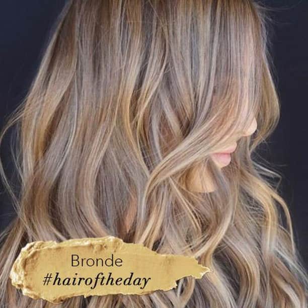CosmoProf Beautyさんのインスタグラム写真 - (CosmoProf BeautyInstagram)「Bronde (noun): the perfect fusion of blonde & brunette locks to create a sun-kissed result 😘 Show us your best Bronde color for a chance to be featured as our #hairoftheday! --- 👇 Rules Below!👇 1️⃣Tag your photo #BrondeHOTD #cosmoprofbeauty #licensedtocreate 2️⃣Post a photo of your hair color against an uncluttered background 3️⃣Mention any products used to color or style the hair --- #repost Hair by Artistic Team member @christinakreitel #bronde #brondehaircolor」3月25日 23時08分 - cosmoprofbeauty