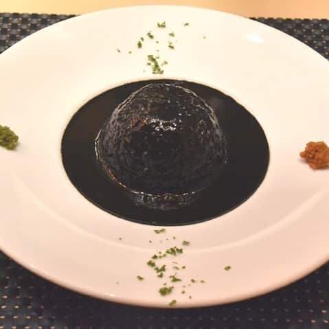 東京カレンダーさんのインスタグラム写真 - (東京カレンダーInstagram)「真っ黒な見た目がインパクト大なこちらのカレー。野菜と牛スジを2日間じっくり煮込み、最後に旨みのみを抽出。そしてイカスミをプラス。辛味は赤唐辛子と青唐辛子で後から調節できるのも嬉しい。 #東京カレンダー #東カレ #tokyocalendar #銀座 #銀座KOSO #黒カレー」3月25日 23時03分 - tokyocalendar