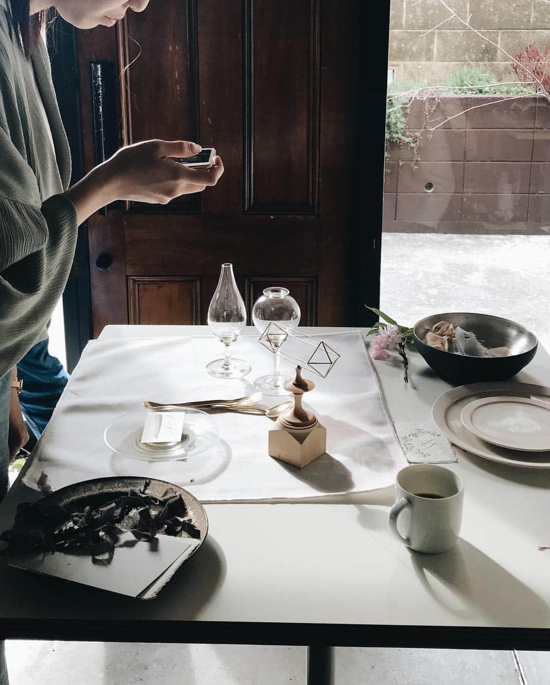 Veronica Halimさんのインスタグラム写真 - (Veronica HalimInstagram)「Today’s L’Experience Workshop at @node_tasworks about Calligraphy, Styling, Pop Up Lunch by @restaurantthevalencia and Coffee by @ikko_life — It was such a fun day to be able to collaborate with so many talented individuals and also to see participants exploring different styling variations using the items from @node_tasworks and beautiful flowers from @ruka_life_with_flower —  #vhcalligraphy  #truffypi #カリグラフィー #カリグラフィースタイリング #モダンカリグラフィー #calligraphystyling #カリグラフィーワークショップ #japan #calligraphyid #calligraphy #moderncalligraphy #spring #interior #igersjp #calligrapher #team_jp_西 #wabisabi #japanspring #nodetasworks #penmanship #ceramic #creativelab #lifestyle #ワークショップ #truffypinode」3月25日 23時03分 - truffypi