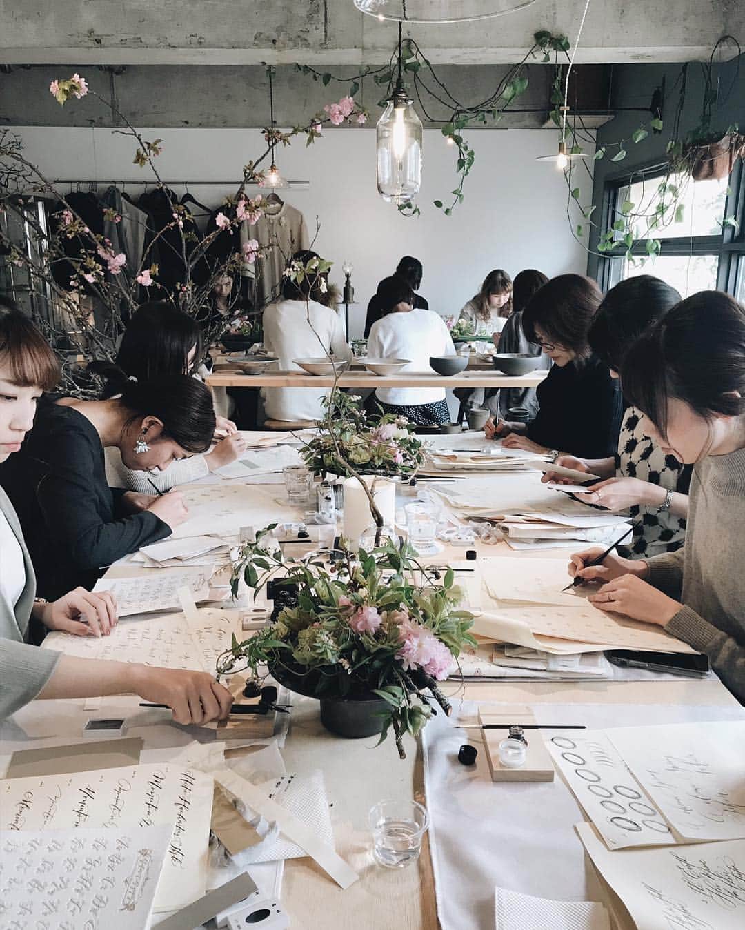 Veronica Halimさんのインスタグラム写真 - (Veronica HalimInstagram)「Today’s L’Experience Workshop at @node_tasworks about Calligraphy, Styling, Pop Up Lunch by @restaurantthevalencia and Coffee by @ikko_life — It was such a fun day to be able to collaborate with so many talented individuals and also to see participants exploring different styling variations using the items from @node_tasworks and beautiful flowers from @ruka_life_with_flower —  #vhcalligraphy  #truffypi #カリグラフィー #カリグラフィースタイリング #モダンカリグラフィー #calligraphystyling #カリグラフィーワークショップ #japan #calligraphyid #calligraphy #moderncalligraphy #spring #interior #igersjp #calligrapher #team_jp_西 #wabisabi #japanspring #nodetasworks #penmanship #ceramic #creativelab #lifestyle #ワークショップ #truffypinode」3月25日 23時03分 - truffypi