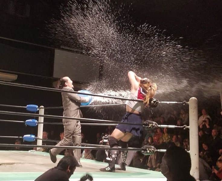 のインスタグラム：「A match with Japan’s filthiest tag-team, the Baramon Brothers. The filthiest way to begin the week! バラモン兄弟... あなたたちは前イケメンアイドルだった、でも今は日本一汚いプロレスラーです！今度私達は負けない💥💥💥 #東京愚連隊 #dllolita #レディビアード」
