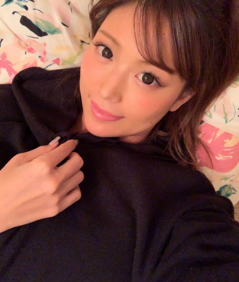 のインスタグラム：「* * * 顔がシュッとしてきた😝 * 太ってると30枚で1枚しか盛れないけど 痩せると10枚に1枚盛れる（笑） * * * LINE@でダイエット情報無料配信してます📱 👉【 @qff2093f 】をLINEで検索してね✨ * 3月31日の大会まで減量中🐷 さちと減量するよー🙋‍♀️って方は ハッシュタグ 👉 #さーたんと減量  をつけて投稿してね🌈❤️ 時間がある時にさちもチェックしにいくよ😉✨ 皆で頑張ろう💪🔥 * #ダイエット #diet #減量 #ボディメイク #トレーニング #筋肉 #筋トレ #筋トレ女子 #筋肉女子 #ジム #フィットネス #ヒップ #背中 #ビフォーアフター #筋トレ女子 #トレーニー #減量 #ダイエット #食べて痩せる #バルクアップ #ダイエット食 #減量食 #セルフィー #自撮り #SSA #サマスタ #サマースタイルアワード #ベストボディジャパン」