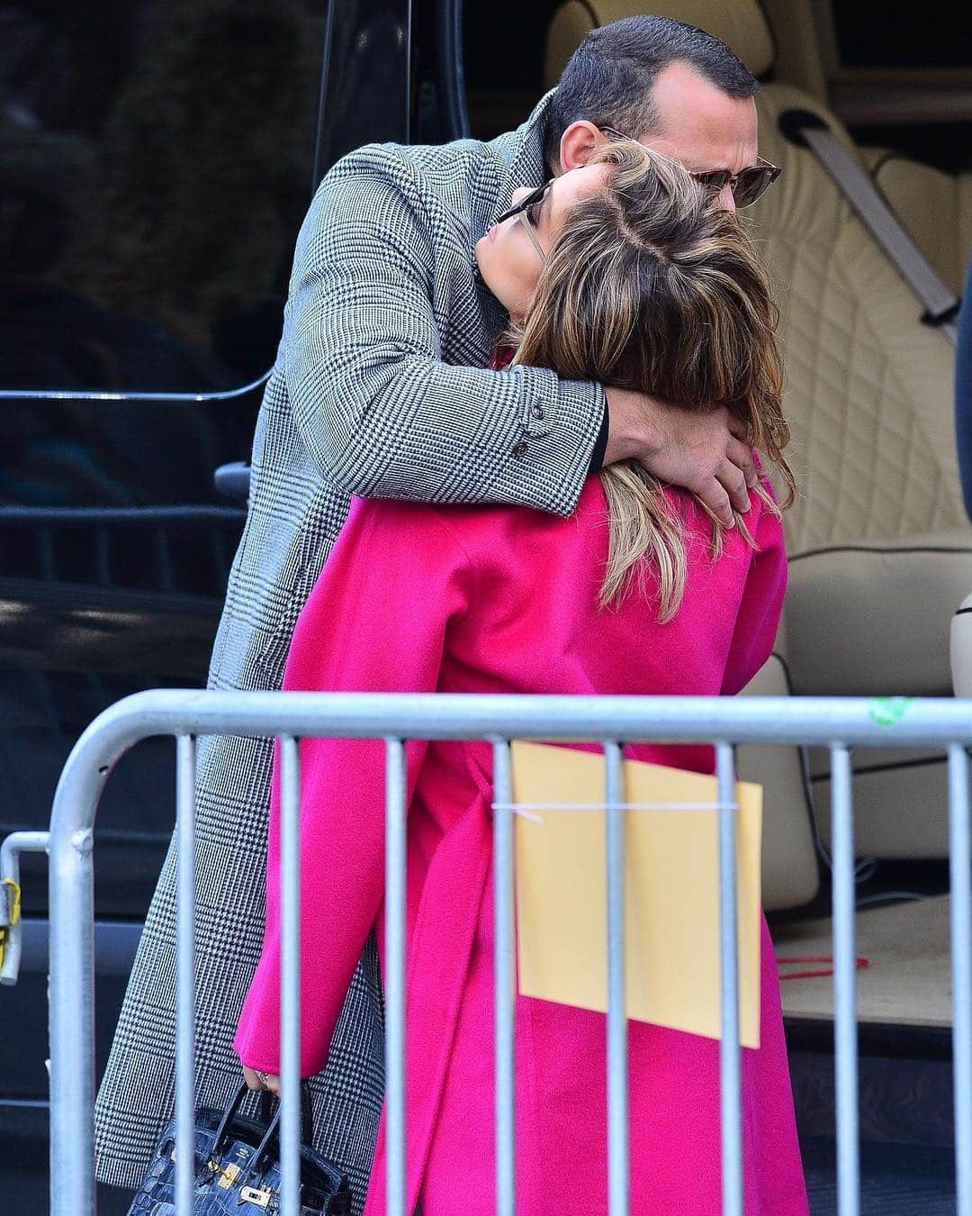 Just Jaredさんのインスタグラム写真 - (Just JaredInstagram)「@jlo and @arod kiss and hug goodbye in New York City before heading their separate ways!  #JenniferLopez #AlexRodriguez Photos: Backgrid」3月25日 23時05分 - justjared