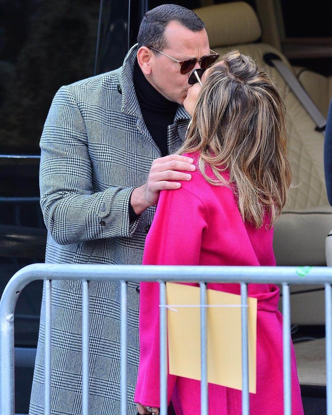 Just Jaredさんのインスタグラム写真 - (Just JaredInstagram)「@jlo and @arod kiss and hug goodbye in New York City before heading their separate ways!  #JenniferLopez #AlexRodriguez Photos: Backgrid」3月25日 23時05分 - justjared