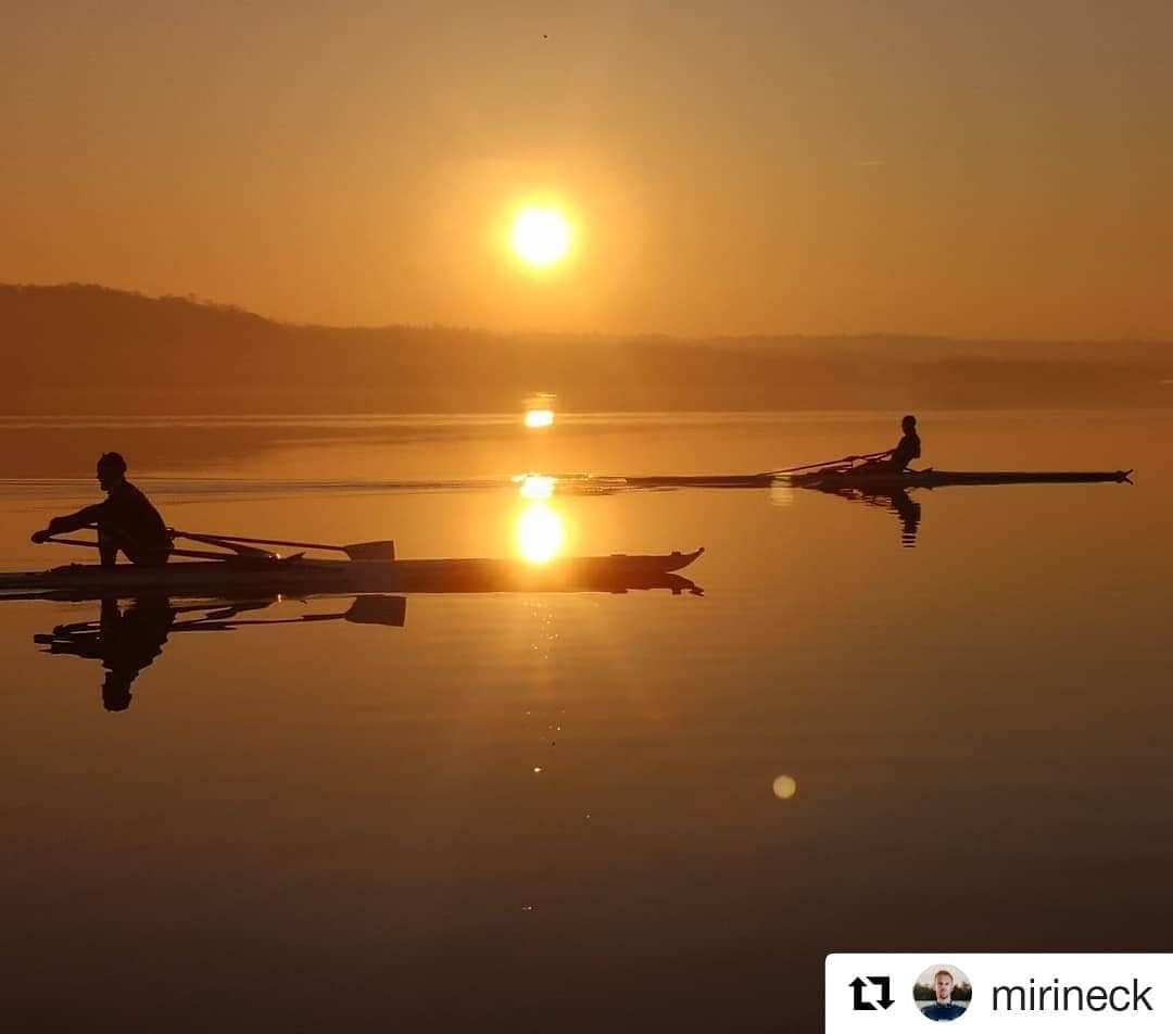オリンピックさんのインスタグラム写真 - (オリンピックInstagram)「🌞 @mirineck @olympijskytym @worldrowingofficial ・・・ Good morning Gavirate! #gavirate #canottaggio #roadtotokyo2020 #roadtokona #rowing #italy #samosetoneodtrenuje #rp3 #olympics #olderbutbetter #AISETC #pushharder #czechteam #cindajegej #masoazelenina @czechrowing  Photo: @michalvabrousek」3月25日 23時16分 - olympics