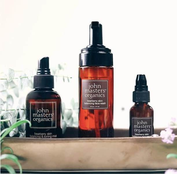 John Masters Organicsさんのインスタグラム写真 - (John Masters OrganicsInstagram)「Bearberry trioen fra John Masters Organics bringer uren og stresset hud i bedre balance. Alle tre hjælper med at afbalancere talgproduktionen og sikrer dermed et mere mat og naturligt udseende af din hud.⁣ ⁣ Start med at anvende Bearberry Skin Balancing Face Wash på fugtig hud. Følg derefter op med Bearberry Skin Balancing & Toning Mist for at klargøre huden til resten af din hudplejerutine og afslut med Bearberry Skin Balancing Face Serum.⁣ ⁣ Som ekstra bonus kan du endda anvende Bearberry Skin Balancing & Toning Mist som setting spray ovenpå din makeup, for at holde den på plads 🌱⁣ ⁣ 📸: @johnmastersorganics_sweden ✍️: @planorganic⁣ ⁣ ⁣ ⁣ ⁣ ⁣ #johnmasters #johnmastersorganics #jmo #greenbeauty #goorganic #planorganic #organicbeauty #organiccosmetics #hudpleje #økologi #økologiskhudpleje #naturligmakeup #naturlighudpleje #organicskincare #bæredygtighed」3月25日 23時10分 - johnmastersorganics_denmark