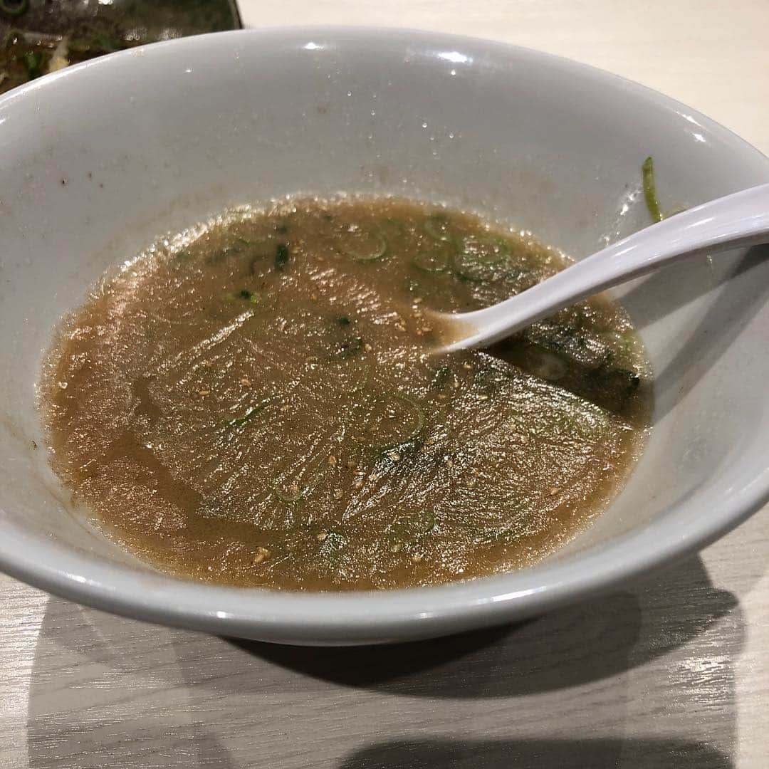 有江嘉典さんのインスタグラム写真 - (有江嘉典Instagram)「福岡ラーメン記録③LA-麺HOUSE将丸  白ラーメン。今回一番ガッツのあるタイプ。スープのコクとオイル、そして麺から溶け出したほんの少しの小麦が相まって自らとろみを生み出している。  ①Overall picture of ramen(全体像) ②Shop front(店構え) ③Soup like a waterfall.Thickness doubles the bewitching(スープを滝のように。とろみが妖艶さを倍増) ④Lift noodles.(麺を持ち上げる) ⑤roasted pork fillet. Visual confirmation of the feeling of movement.roasted pork is passionate with passion(焦がしチャーシュー。躍動感を確認。自らの情熱で身を焦がしている) ⑥After the festival.The oil film is proof of your strength(祭りの後。オイルの膜は君の力強さの証拠)  #福岡 #長浜ラーメン #博多ラーメン #将丸 #ラーメン #らーめん #拉麺 #ramen #麺 #ramennoodles #instaramen #instafood」3月25日 23時11分 - yoshinori_arie