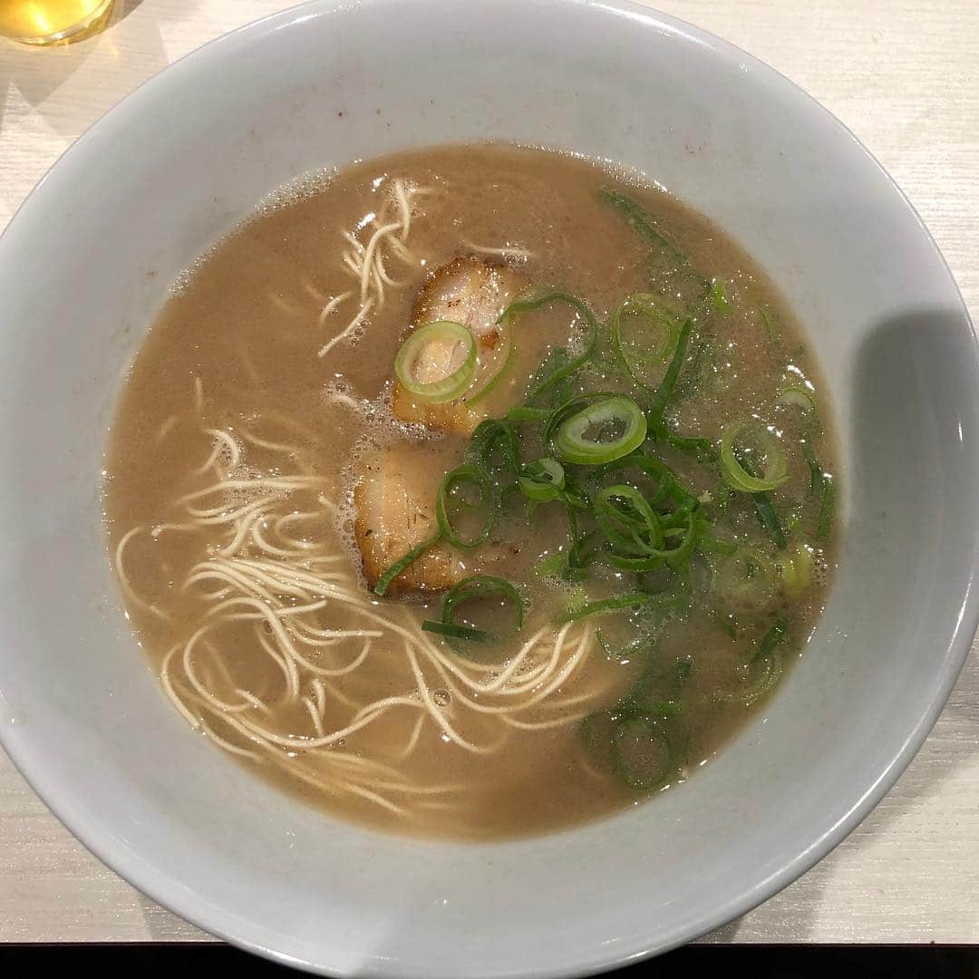 有江嘉典さんのインスタグラム写真 - (有江嘉典Instagram)「福岡ラーメン記録③LA-麺HOUSE将丸  白ラーメン。今回一番ガッツのあるタイプ。スープのコクとオイル、そして麺から溶け出したほんの少しの小麦が相まって自らとろみを生み出している。  ①Overall picture of ramen(全体像) ②Shop front(店構え) ③Soup like a waterfall.Thickness doubles the bewitching(スープを滝のように。とろみが妖艶さを倍増) ④Lift noodles.(麺を持ち上げる) ⑤roasted pork fillet. Visual confirmation of the feeling of movement.roasted pork is passionate with passion(焦がしチャーシュー。躍動感を確認。自らの情熱で身を焦がしている) ⑥After the festival.The oil film is proof of your strength(祭りの後。オイルの膜は君の力強さの証拠)  #福岡 #長浜ラーメン #博多ラーメン #将丸 #ラーメン #らーめん #拉麺 #ramen #麺 #ramennoodles #instaramen #instafood」3月25日 23時11分 - yoshinori_arie