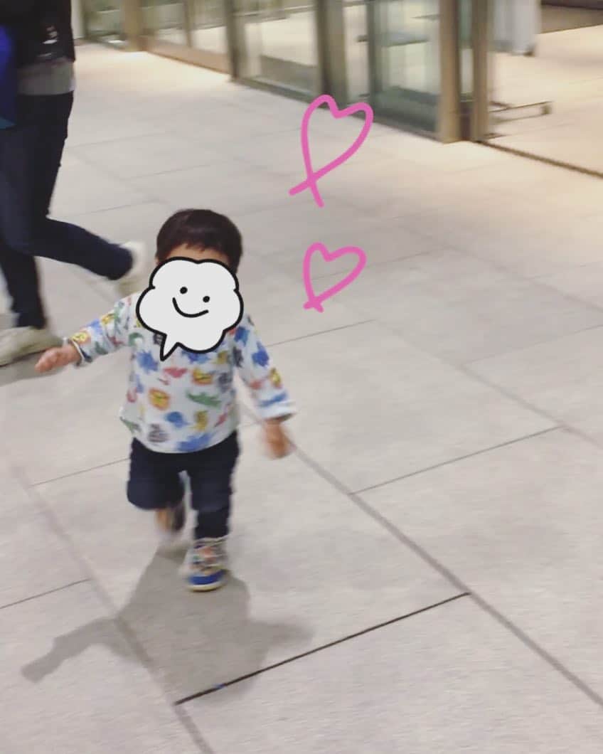のインスタグラム：「20日ぶりのおば活！してきました♬  姪っ子ちゃん甥っ子くん揃って、前髪ぱっつんになっててかわいかった😭💕 姪っ子ちゃんはどんどんおしゃまに、甥っ子くんはどんどんヤンチャになっていくなぁ...！ 子どもイスがないお店だったので、ずっと膝に甥っ子を乗せてごはん🍽 なんというご褒美。。。笑  顔も服もベタベタになりましたが...シミ抜きしてる時間も幸せです✨✨✨ #姪っ子甥っ子らぶ #おばばか 略して #おばか」