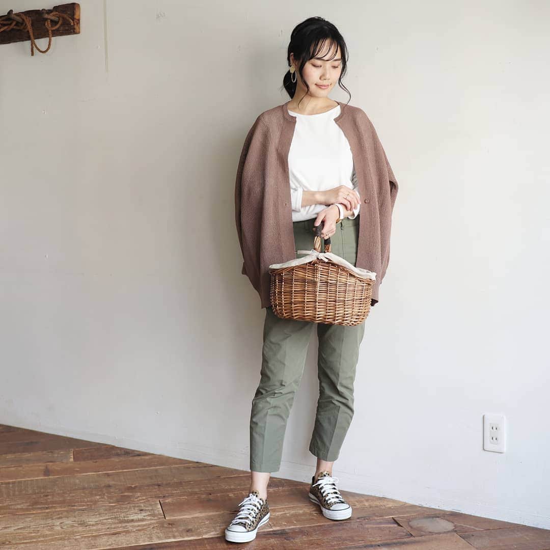 Eri Satoのインスタグラム：「dark beige×khaki greenコーデ · knit : @blancbasque tops: @pierrot_shop (b1607-011129) pants: @edist.closet ·  形が可愛いカーディガンは #blancbasque のもの。 丈長めなのも🙆 @blancbasque のトップページのURLから買えます💕 · パンツは @edist.closet のもの。 3月11日からはレンタルだけではなく、 会員限定で購入もできるようになったそう。 今日25日まで「初月会費が0円」になるキャンペーンを展開してます👀 【OE1903+satoeri626】 こちらのキャンペーンコードを入力すると 新規入会された方には春トップスを１枚プレゼントしてもらえるそうなので、急いでチェックしてみてー！！ ·  #mamagirl#locari#コーディネート#ママコーデ#ママファッション #プチプラ#プチプラコーデ #partegram#読者モデル#読モ#ママモデル #l4like #instagood#outfit #simple #coordinate  #fashion #casual #コーデ#シンプルファッション#カジュアル #style #お洒落さんと繋がりたい #code #ファッション#ootd」