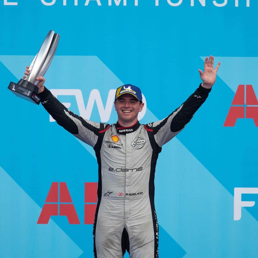 Nissanさんのインスタグラム写真 - (NissanInstagram)「Nissan has scored its first podium in the all-electric @fiaformulae street racing championship with racer @oliverrowland1 finishing second in the Sanya E-Prix in China. #NissanFormulaE #SanyaEPrix」3月25日 23時17分 - nissan